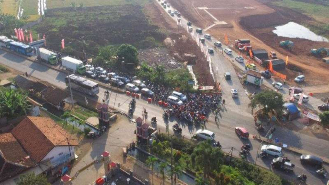 Lalu lintas di jalan Pantura dan pintu tol Gringsing 