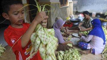 Ragam Tradisi Masyarakat Indonesia Menyambut Lebaran Ketupat
