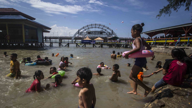 Keramaian Berwisata di Pantai saat Libur Lebaran