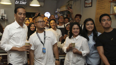 Jokowi minum kopi bersama keluarga