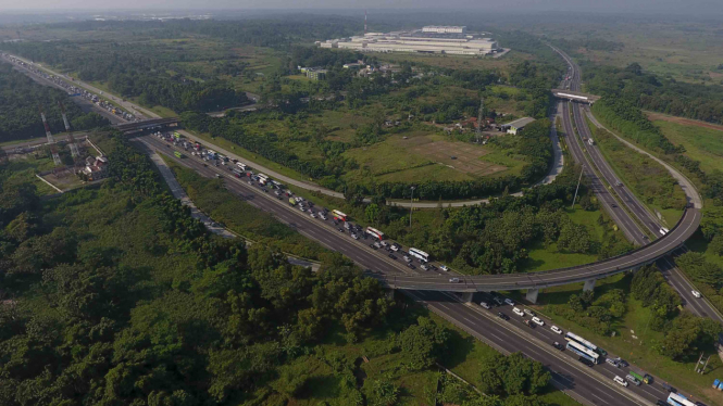 Pantauan Kemacetan Arus Balik di Tol Cikampek dari Udara