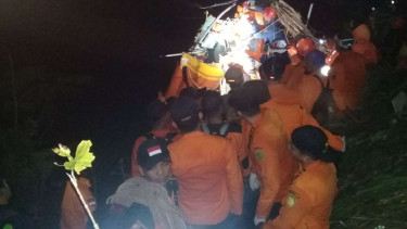 Evakuasi bangkai badan helikopter Basarnas yang terjatuh.