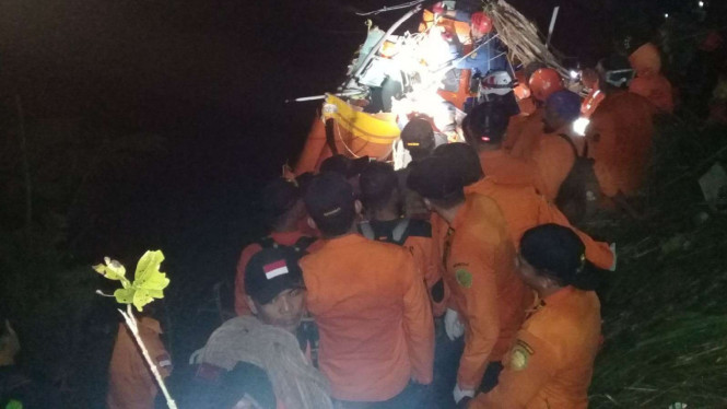 Evakuasi bangkai badan helikopter Basarnas yang terjatuh.
