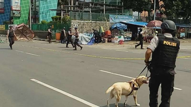 Tim Gegana saat berusaha membuka ransel di dekat ITC Depok.