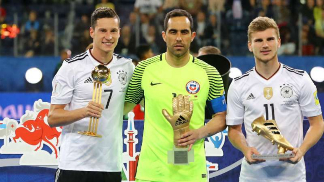 Timo Werner, Claudio Bravo, dan Julian Draxler berpose dengan gelar individu 