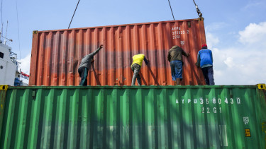Aktivitas bongkar muat di Pelabuhan Sunda Kelapa.