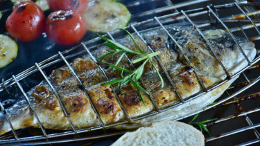 Memasak ikan.