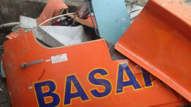 Puing pesawat Dhaupin Basarnas yang jatuh di Gunung Butak, Kabupaten Temanggung, Jawa Tengah.
