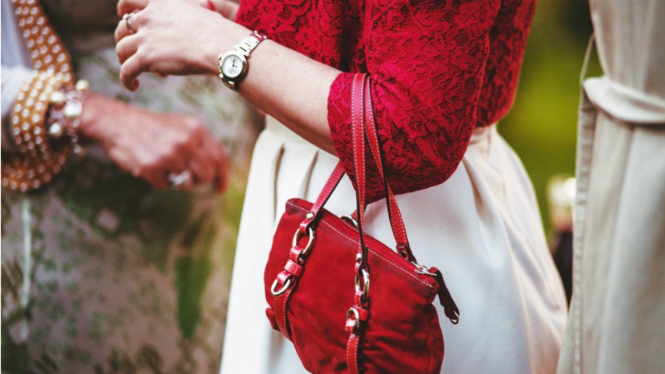 Wanita mengenakan baju merah.