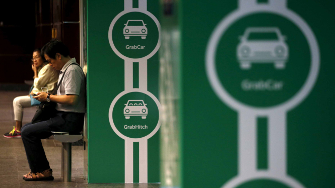 Sejumlah penumpang menunggu layanan ojek dan taksi berbasis online.