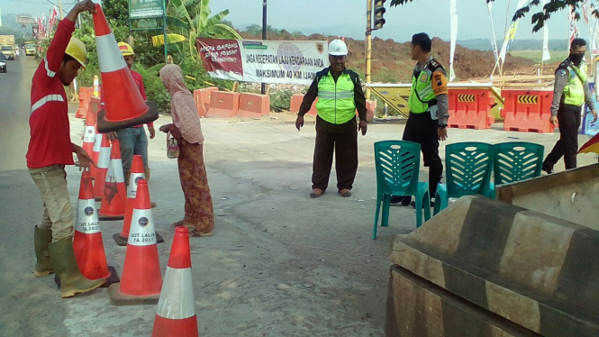 Pintu keluar tol fungsional Gringsing di Jawa Tengah ditutup total pada Selasa, 4 Juli 2017.