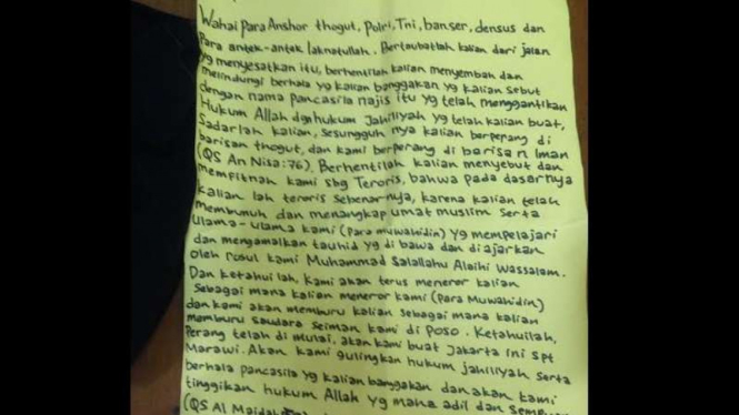 Kertas pesan teror di Polsek Metro Kebayoran Lama.