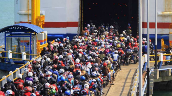 Pemudik sepeda motor memasuki kapal Roro.