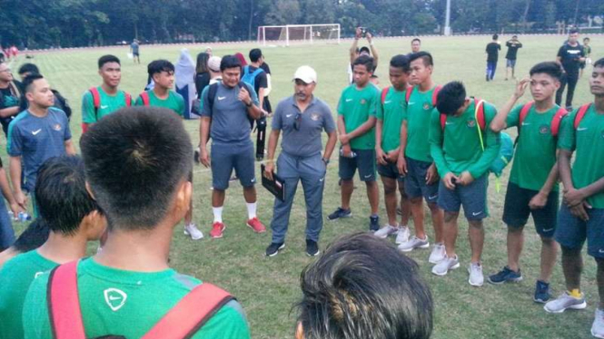 Timnas U-16 dan pelatih Fachri Husaini (tengah).