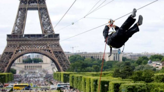 Menara Eiffel Kini Punya Atraksi Menegangkan