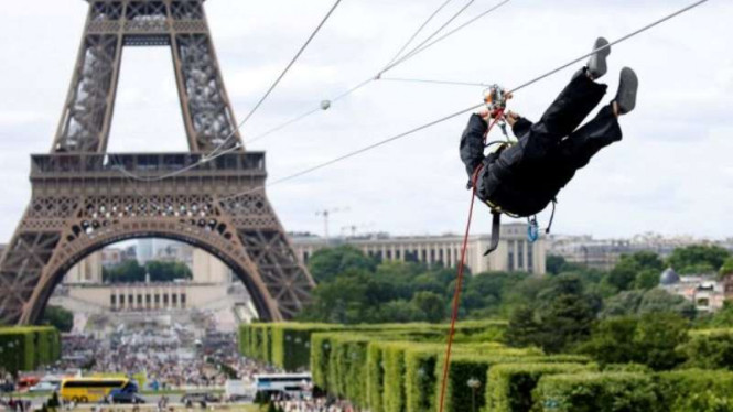 Meluncur di atas menara Eiffel