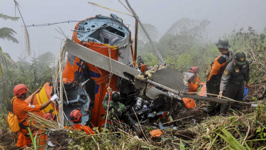 Tim SAR Evakuasi Helikopter Basarnas.
