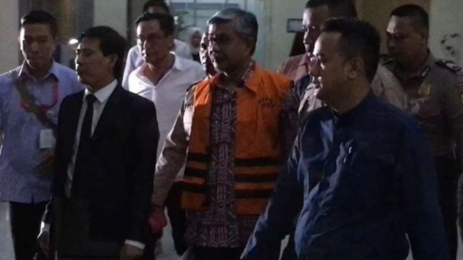 Gubernur Sulawesi Tenggara Nur Alam (tengah).