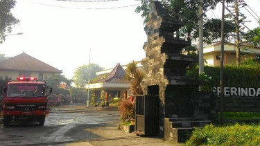  Kantor Dinas Perdagangan dan Perindustrian Jawa Timur di Jalan Raya Siwalankerto Surabaya kebakaran pada Kamis pagi, 6 Juli 2017.