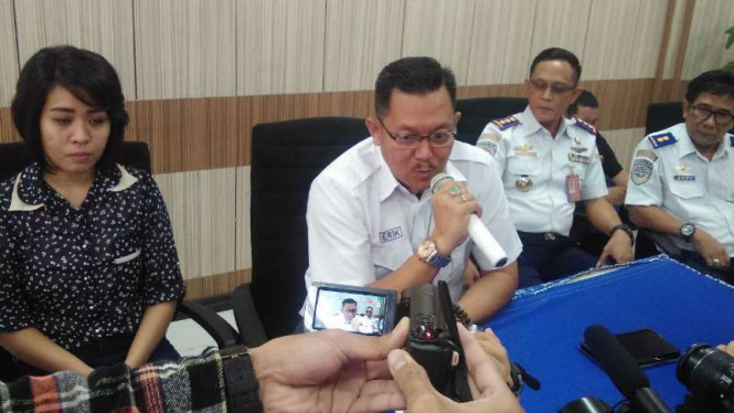 Pelaksana Tugas General Manager Bandara Sam Ratulangi Manado, Eric Susanto (tengah), saat konferensi pers di Manado, Sulawesi Utara, pada Kamis, 6 Juli 2017.