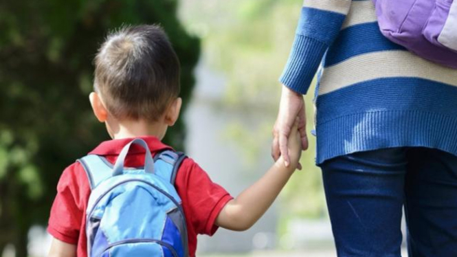 Bunda mengantarkan anak sekolah.