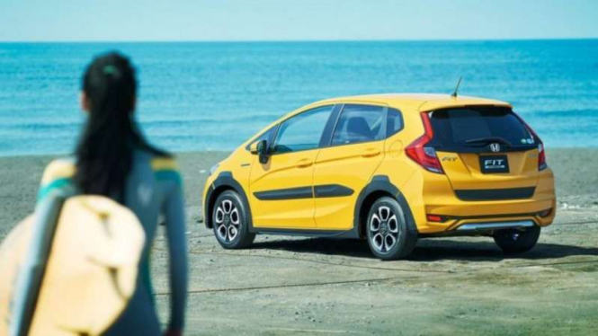 Honda Jazz Cross Style pesaing Yaris Heykers. Di beberapa negara, Honda Jazz diberi nama Fit.