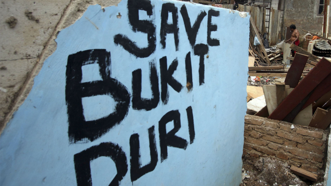 Warga Bukit Duri Bongkar Rumahnya Sendiri