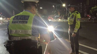 Sanksi memandangi sorotan lampu.