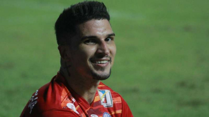 Bek Arema FC, Arthur Cunha.
