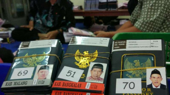 Panitia Penyelenggara Ibadah Haji mengecek paspor calon haji