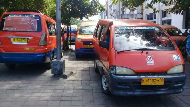 Sejumlah angkutan kota (Angkot) di Kota Semarang Jawa Tengah saat menunggu penumpang, Jumat (7/7/2017)