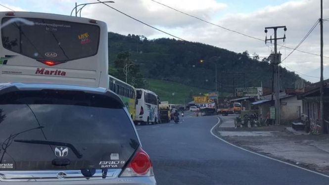 Kepadatan kendaraan di Jalur Puncak Bogor, Sabtu (8/7/2017). Pengendara diimbau menggunakan jalur alternatif.