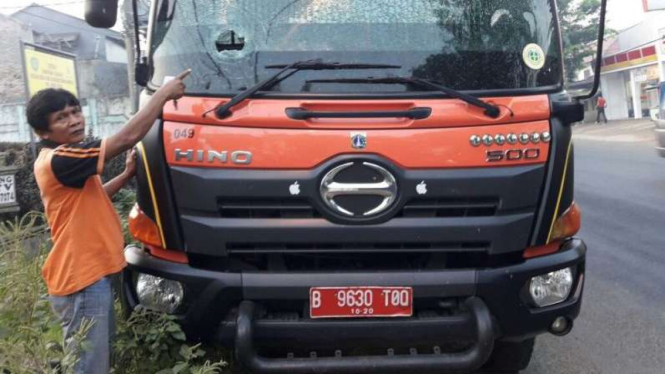 Truk sampah Pemprov DKI yang dilempari batu di Bekasi, Minggu, 9 Juli 2017.