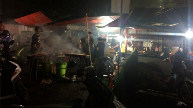 Deretan penjual sate taichan di Senayan.
