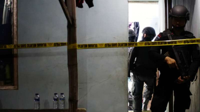 Densus 88 Antiteror memeriksa rumah kontrakan tempat terjadi ledakan Bom Panci di Kelurahan Sekejati, Buah Batu, Bandung, Jawa Barat, Sabtu (8/7/2017).