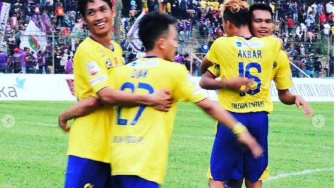 Para pemain Cilegon United rayakan gol
