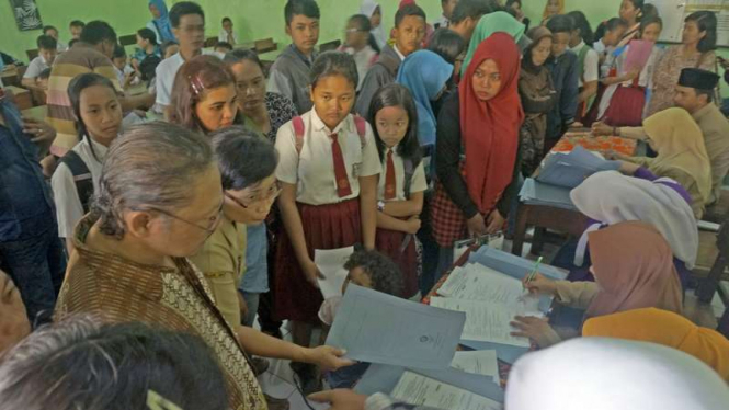 Calon siswa beserta wali murid antre pendaftaran penerimaan peserta didik baru (PPDB) SMP melalui sistem zonasi. (Foto Ilustrasi).