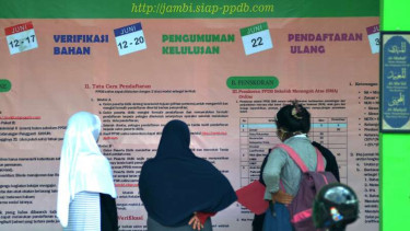 Orangtua dan siswa mengamati pengumuman mengenai PPDB tahun 2017.