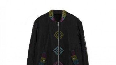 Perpaduan jaket bomber dengan tenun.