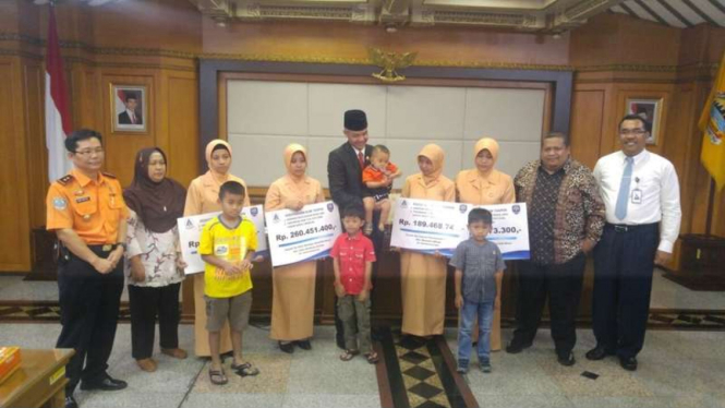 Gubernur Jawa Tengah dan perwakilan PT Taspen memberikan santunan kepada empat keluarga korban jatuhnya helikopter Basarnas, Senin (10/7/2017)