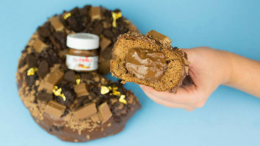 Donat seberat 1 kilogram.