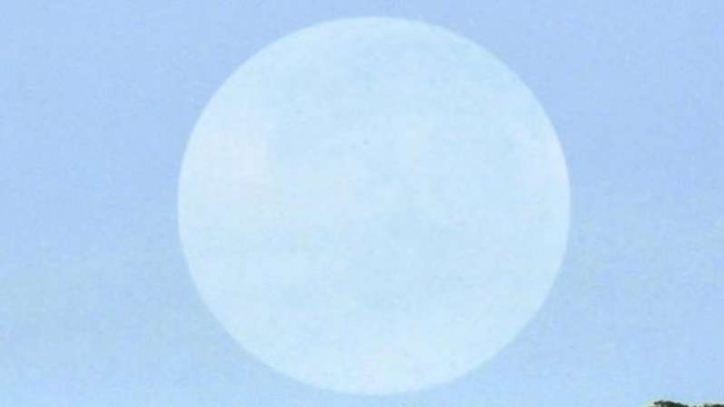 Bulan Purnama di siang hari.