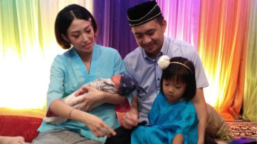 Ayu Dewi bersama suami dan anak-anaknya.