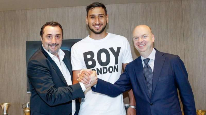 Penjaga gawang AC Milan, Gianluigi Donnarumma (tengah)