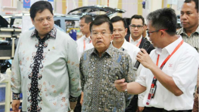 Wakil Presiden RI, Jusuf Kalla (tengah).