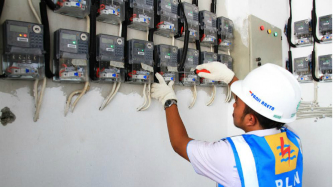 Petugas PLN menambah daya listrik.