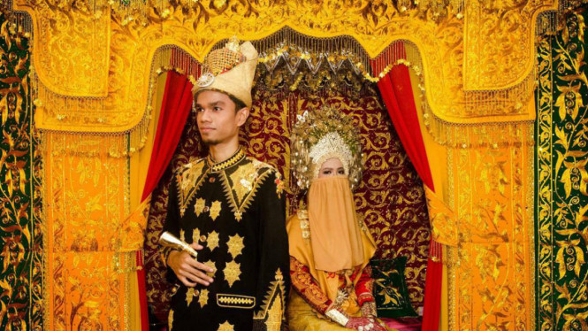 Muzammil Hasballah dan istri.