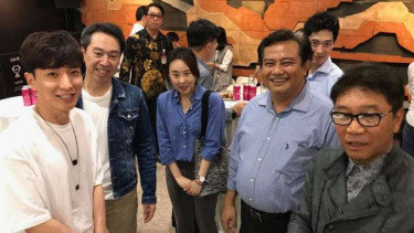 Personel Super Junior, Lee Teuk (kiri), Dubes RI Umar Hadi (kedua dari kanan) dan bos SM Entertainment, Lee Soo Man (kanan).