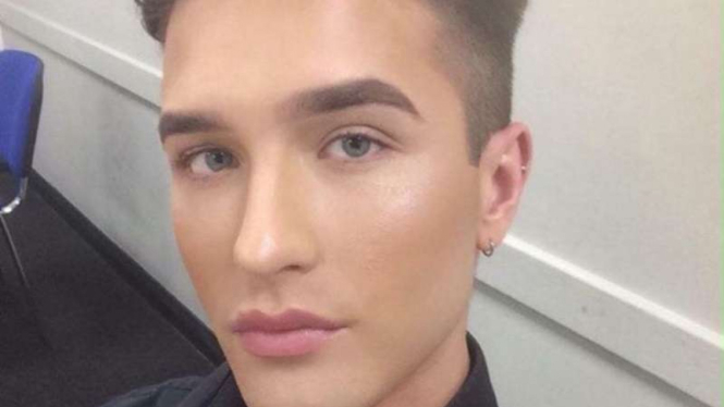 Pria di Portsmouth, Inggris yang memakai make-up ke kantor