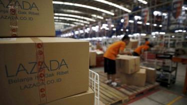 Aktivitas pekerja di gudang online Lazada di Jakarta.